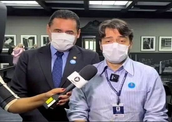 Prefeito Guti e Deputado Jorge Wilson davam entrevista enquanto a população aguardava médicos no chão