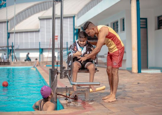 Pessoas com deficiência podem se divertir com segurança em piscinas adaptadas de três CEUs de Guarulhos