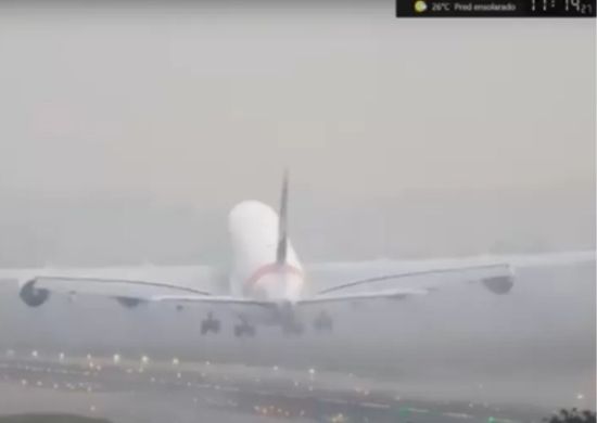 VÍDEO | Airbus arremete na pista do aeroporto de Guarulhos