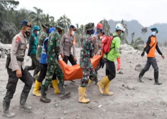 Vulcão na Indonésia entra em erupção pelo segundo dia e número de mortos aumenta