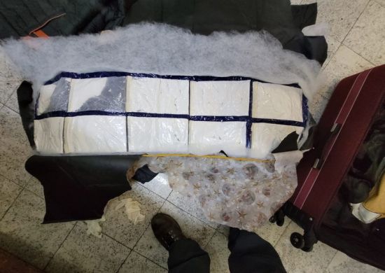 PF apreende cocaína em cobertores engomados no aeroporto de Guarulhos