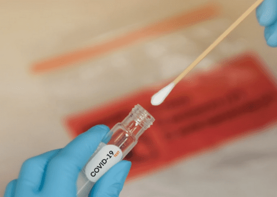 Anvisa autoriza o primeiro autoteste de covid-19 que faz uso da saliva