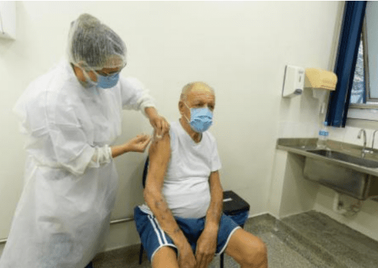 Guarulhos inicia aplicação da quarta dose contra a covid em idosos acima de 80 anos