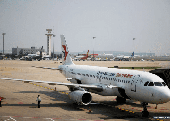 Avião com 132 pessoas a bordo cai na China