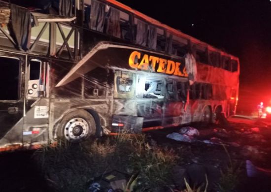 Ônibus tomba na Bahia e quatro pessoas morrem