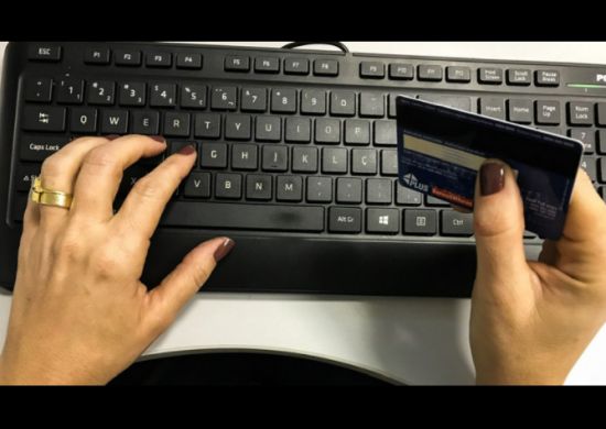 Pesquisa mostra aumento de compras online pelas mulheres na pandemia