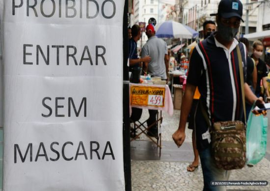 Pandemia completa dois anos com vacinas e variantes
