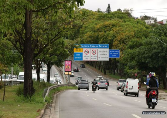 Volta do feriado tem pontos de congestionamento em rodovias de SP