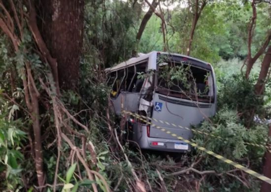 Acidente grave com ônibus mata sete e deixa 13 feridos no Paraná