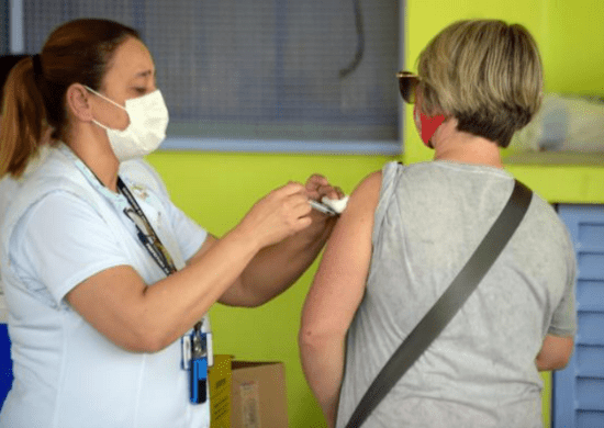5ª dose contra a covid está disponível para pessoas acima de 50 anos com alto grau de imunossupressão