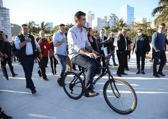 Governador de SP Rodrigo Garcia recebe medalha “Amigo da Bicicleta”