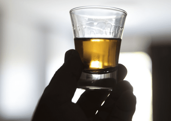 Consumo de álcool antes de dormir pode prejudicar o sono