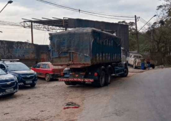 Prefeitura apreende caminhão por transporte irregular de recicláveis