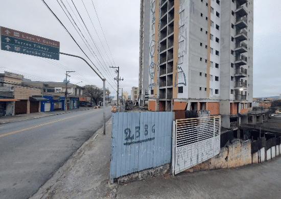 VÍDEO Grupo de sem teto invade prédio inacabado em região central de Guarulhos