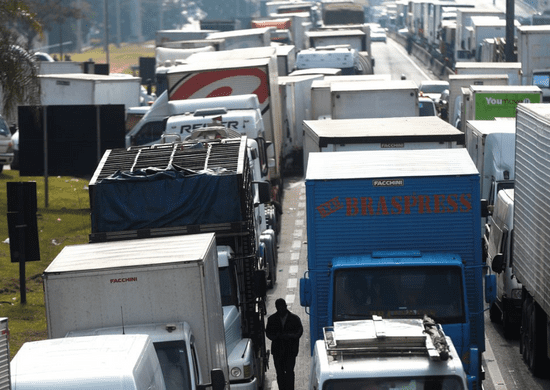 Transportadores rodoviários de carga não precisarão renovar registro