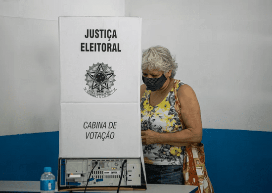 TSE volta a proibir celular, mesmo desligado, na cabine de votação