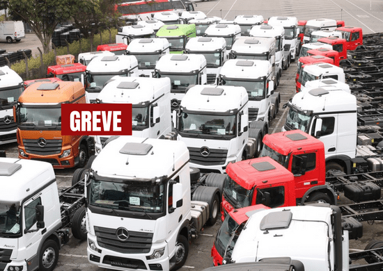 Após anúncio de demissões, trabalhadores da Mercedes-Benz fazem greve