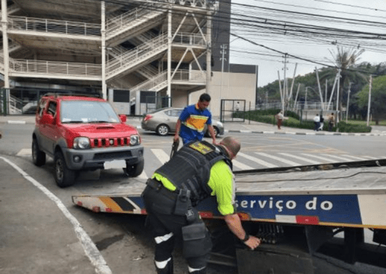 Fiscalização apreende veículo com R$ 636 mil em multas no Jd. Flor da Montanha
