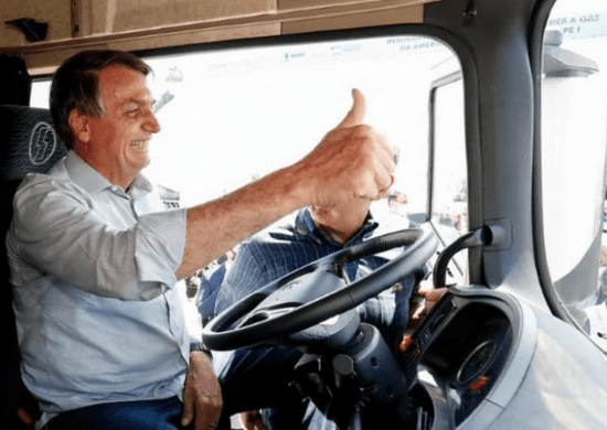 Bolsonaro sanciona lei de apoio à renovação da frota de caminhões e ônibus