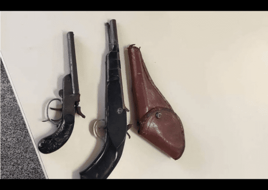 Menina de três anos entra com armas em creche de Santo André