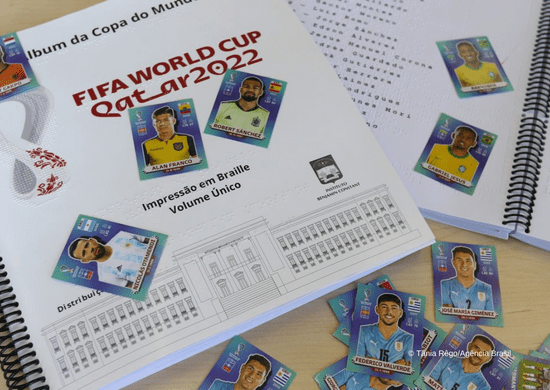 Pessoas com deficiência visual ganham álbum da Copa em braillePessoas com deficiência visual ganham álbum da Copa em braille