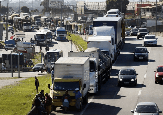 Caminhoneiros e taxistas recebem auxílio nesta terça