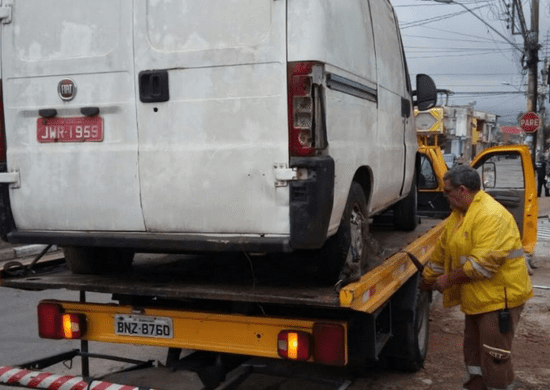 CCJ da Câmara aprova projeto que autoriza motorista a retirar carro de local proibido antes de guincho