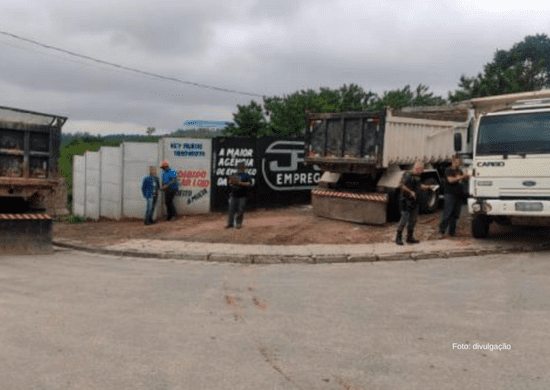 Prefeitura apreende caminhão em flagrante de descarte irregular de terra na Vila Any