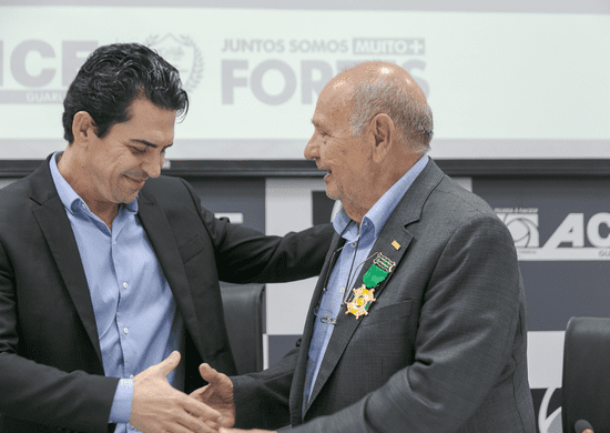 ACE-Guarulhos homenageia ex-presidente Anunciato Thomeo e certifica 48 novos associados