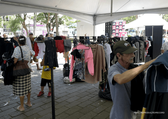 Cabide Solidário distribui 4 mil peças de roupas para pessoas em situação de vulnerabilidade social