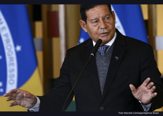 ‘Não sou presidente e não vou botar a faixa em Lula’, diz Mourão