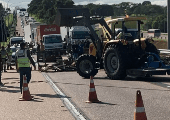 Manifestantes bloqueiam acesso ao Aeroporto de Viracopos