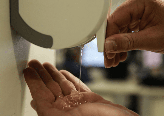 Covid-19: Anvisa libera venda de álcool 70% na forma líquida