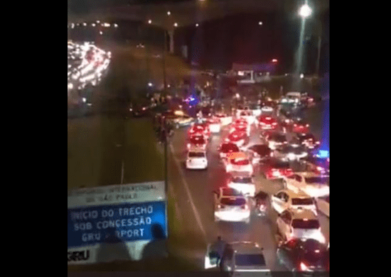 Aeroporto de Guarulhos tem voos cancelados por conta de bloqueio em rodovia na manhã desta terça