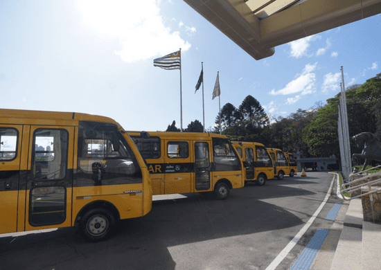 Estado de SP anuncia 261 novas escolas de tempo integral e entrega ônibus escolares