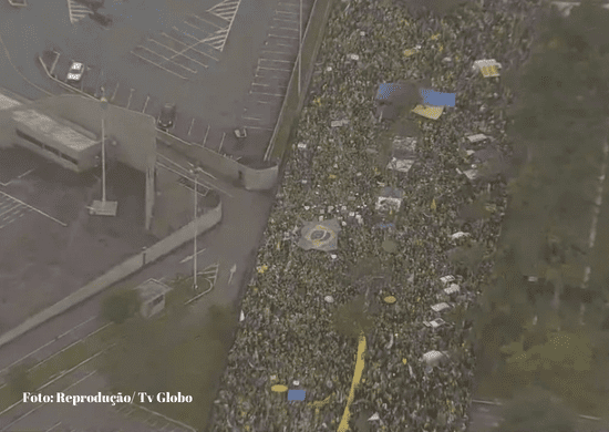 Manifestantes lotam rua em frente ao Comando Militar na região do Parque do Ibirapuera