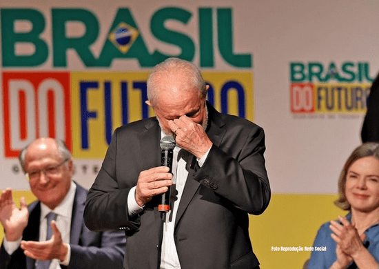 Lula fez cirurgia para retirada de lesão na laringe
