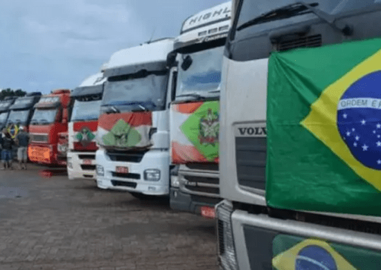 Rodovias federais têm 6 bloqueios e interdições em 4 estados, diz PRF