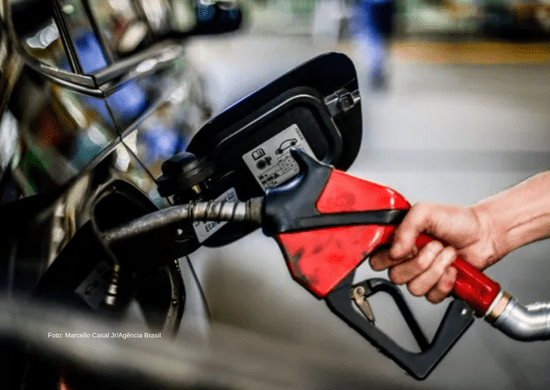 Preço da gasolina sobe nos postos pela quarta semana seguida, diz ANP