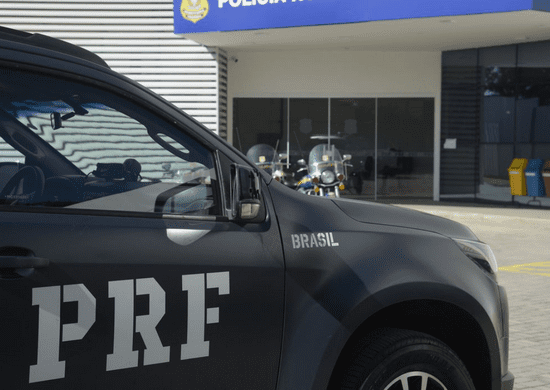PRF e Receita apreendem 50 mil aventais cirúrgicos na Via Dutra