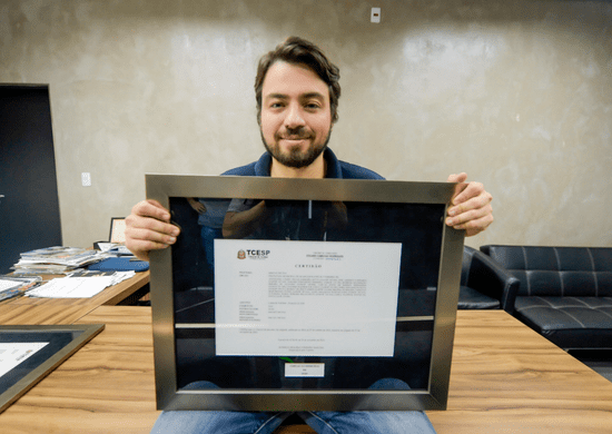 Prefeito de Guarulhos recebe certificado do TCE que confirma aprovação das contas de 2020