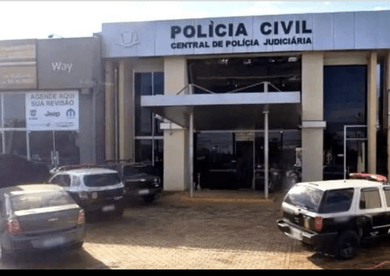 Homem é preso por imobilizar esposa para que vizinho a estuprasse 