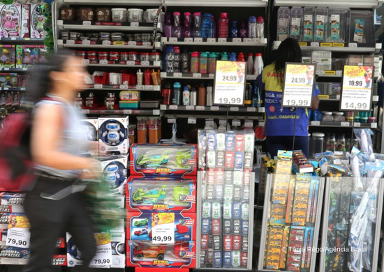 Pesquisa aponta que maioria dos endividados brasileiros em 2022 era mulher e jovem