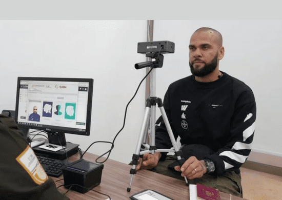 Daniel Alves é transferido de presídio e pede novo depoimento
