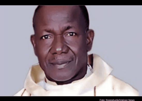Padre católico é queimado vivo durante ataque em igreja da Nigéria