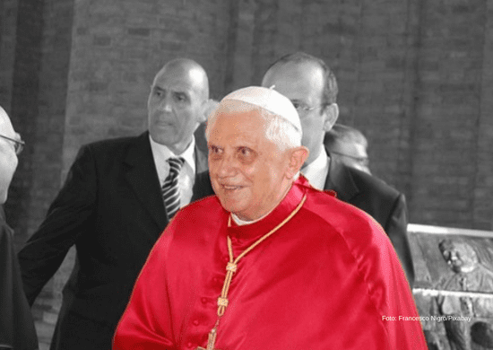Bento XVI é sepultado no Vaticano