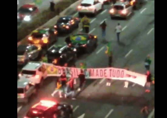 Manifestantes interditam trânsito nas imediações do Aeroporto de Congonhas