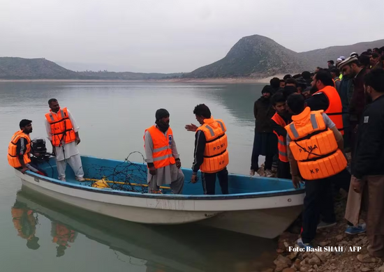 Barco vira em lago e ao menos 10 crianças morrem no Paquistão