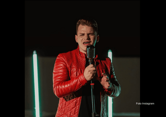 Cantor sertanejo morre após ter carro atingido por homem em fuga no RS