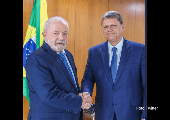 Lula publica foto ao lado do governador Tarcísio de Freitas após reunião